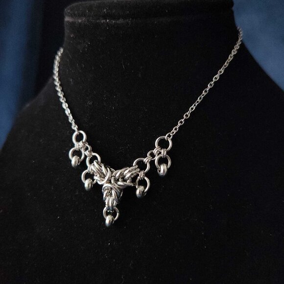 Gothic silver V shaped crown necklace with a small silver chain - Picture 2 of 9